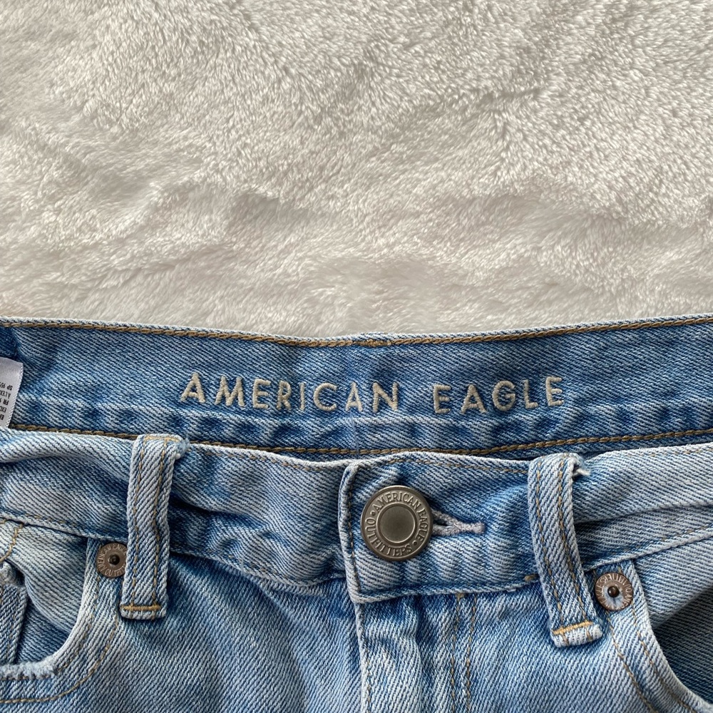 American Eagle Outfitters Distressed Mom Denim Short Raw Hem Sz 6 Spring - Picture 3 of 6